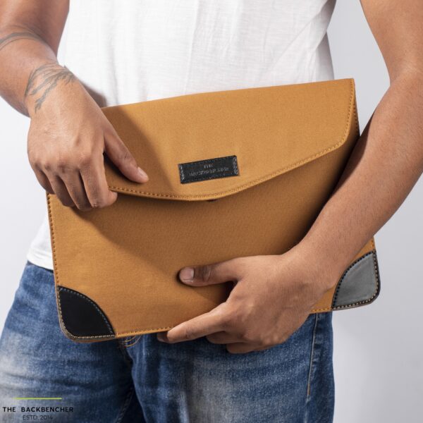 THE BACKBENCHER - RETRO LAPTOP SLEEVE (Khaki)